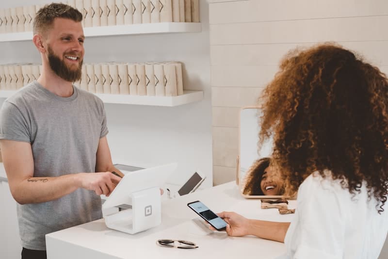Retail payment terminal processing daily card transactions